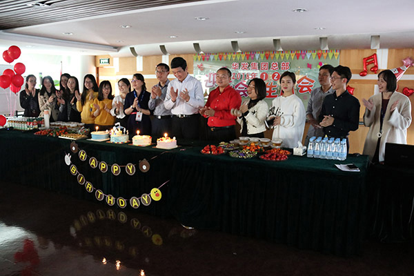 生日寿星齐欢庆.jpg